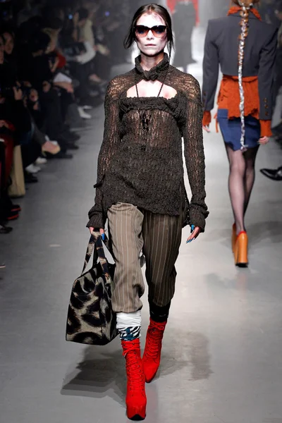 Look 16